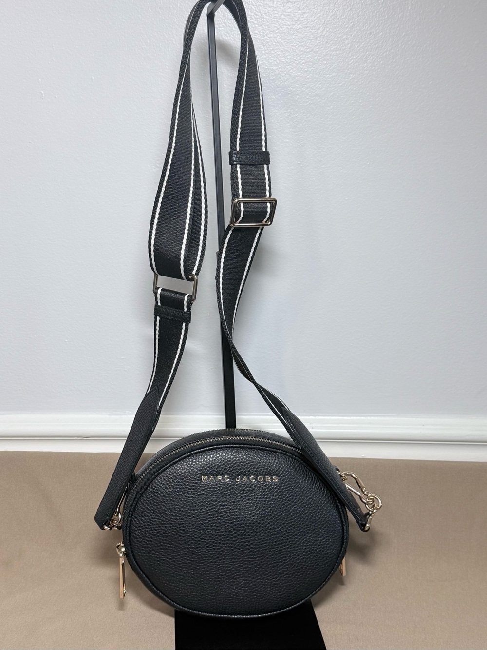 Authentic Marc Jacobs "The Disc" Round Crossbody Bag ✨ - Picture 2 of 8